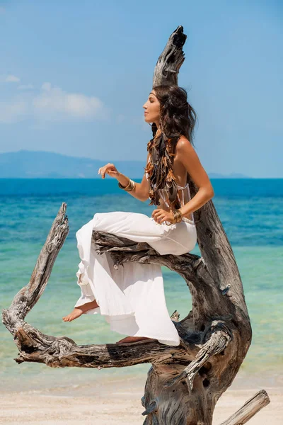 Çekici genç boho kadın plajda — Stok fotoğraf