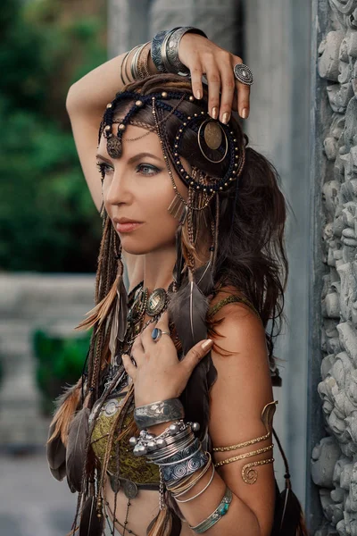 Красивая племенная танцовщица в старом храме — стоковое фото