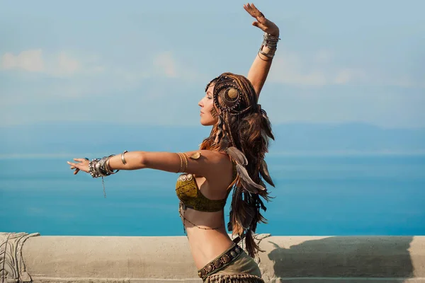 Piękna kobieta w stroju plemiennym tancerz w starej Świątyni — Zdjęcie stockowe