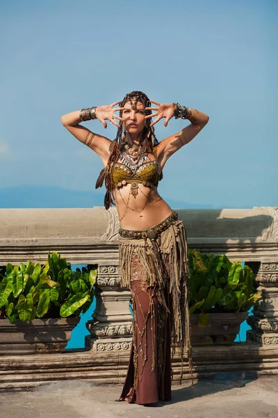 Hermosa bailarina tribal en templo viejo — Foto de Stock