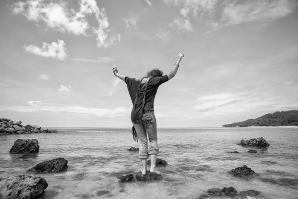 Beautiful young woman having fun at the beach — Stock Photo, Image