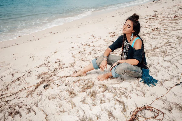 Όμορφη νεαρή γυναίκα κάθεται στην παραλία — Φωτογραφία Αρχείου
