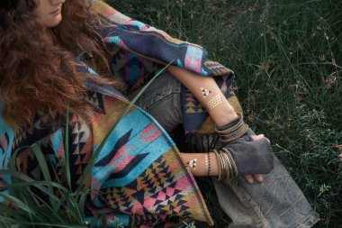 panço eldiven ile giyen güzel boho kadın yeniyetme, yakın çekim