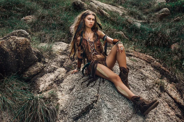 Wild amazon kobieta siedzi na skale — Zdjęcie stockowe