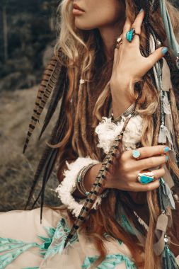 güzel genç boho el eşarplı yakın çekim 