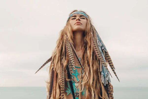 패션 모델 초상화 야외. 깃털으로 만든 머리 장식으로 boho 스타일 젊은 여자 — 스톡 사진