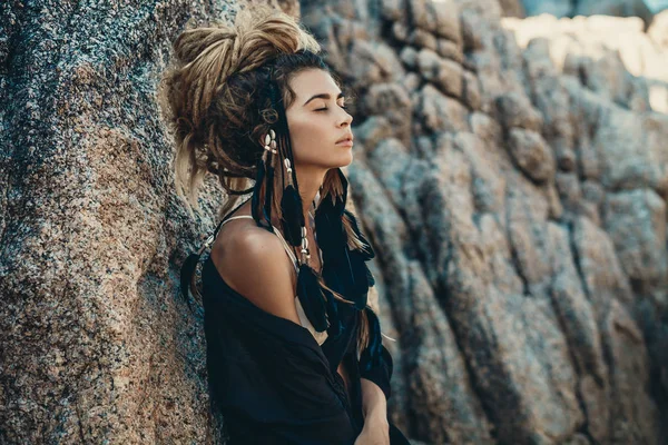 Boho styl mladá žena s čelenka z peří — Stock fotografie