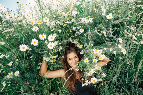 Gelukkig jonge vrouw op een veld. gezonde levensstijl concept — Stockfoto