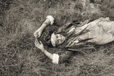 güzel genç boho kız çimlere uzanmış ceketli