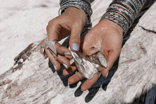 Close up de mãos de mulher segurando pedras mágicas — Fotografia de Stock