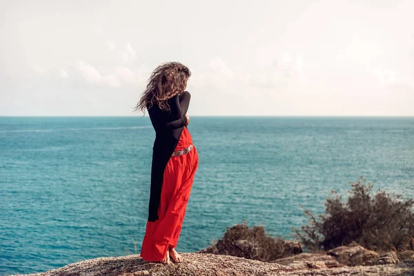 Ελκυστική νεαρή γυναίκα με κόκκινο φόρεμα σε εξωτερικούς χώρους — Φωτογραφία Αρχείου