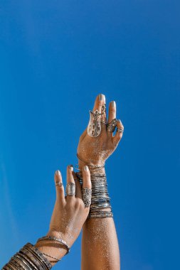 kadın el boho accessorories açık havada ile yakın çekim