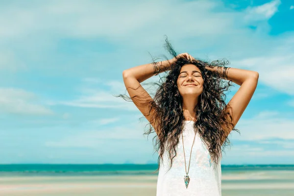 Young cheerful woman having fun on the beach — Stock Photo, Image