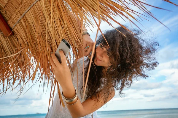 Kumsalda eğleniyor güzel genç kadın 