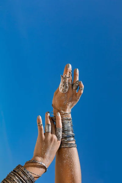 Kadın el boho accessorories açık havada ile yakın çekim — Stok fotoğraf