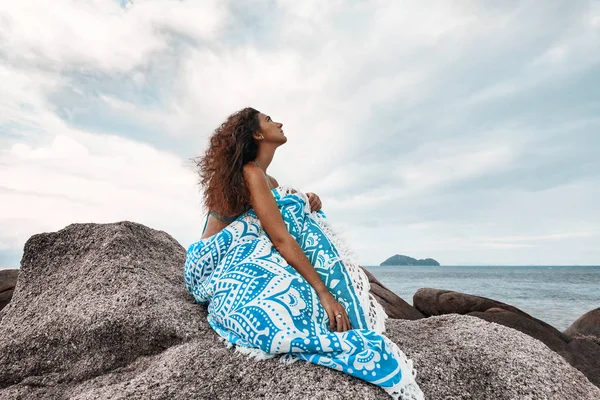 Bella giovane coperto con coperta donna sulla spiaggia — Foto Stock