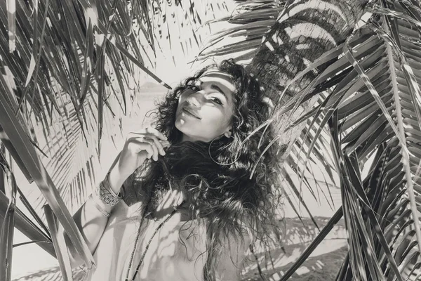Schöne Frau im Schatten der Palme am Strand — Stockfoto