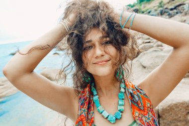 plajda eğlenmek neşeli genç kadın