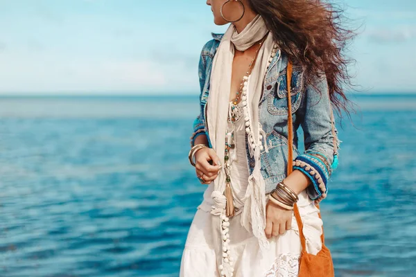 Sahilde şık genç kadının yakın çekim