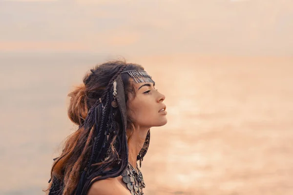 Close up retrato de bela bailarina mulher tribal em cobertura para a cabeça — Fotografia de Stock