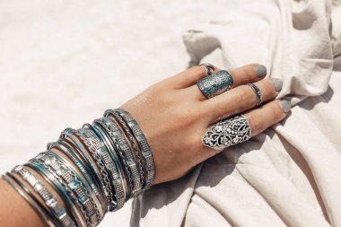 güzel kabile kadının kapatın. Eller etnik Dancer