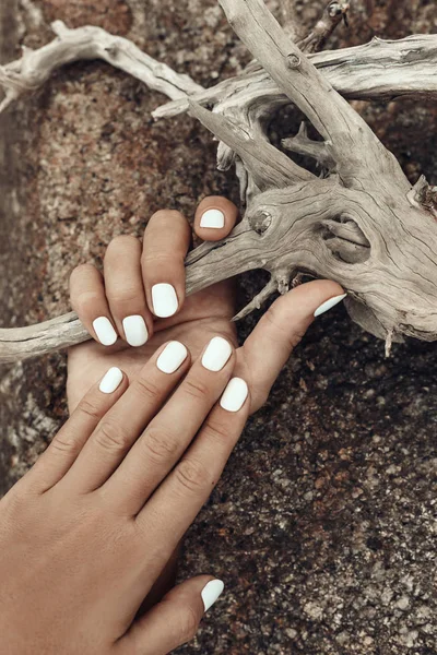 Close up van vrouw handen met witte manicure — Stockfoto