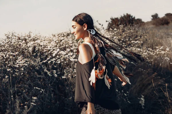 Mooie jonge vrouw op een veld. gezonde levensstijl concept — Stockfoto