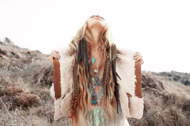 moda model portre açık havada. Boho stil genç kadınla hea