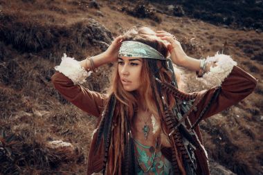 moda model portre açık havada. Boho stil genç kadınla hea