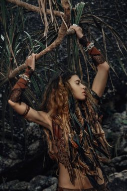 vahşi amazon kadın portre ile ağaç diken