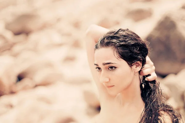 바다 후 젖은 머리를 가진 아름 다운 젊은 여자 — 스톡 사진