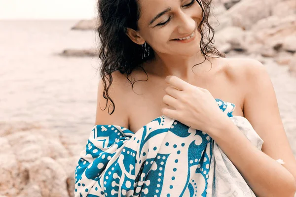 Sahilde güzel genç kadın portre