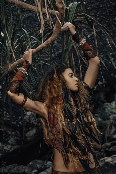 vahşi amazon kadın portre ile ağaç diken