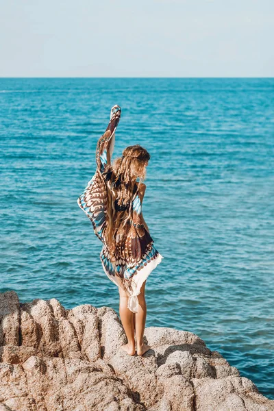 Joven sexy mujer en bikini con el pelo largo y hermoso en la playa — Foto de Stock