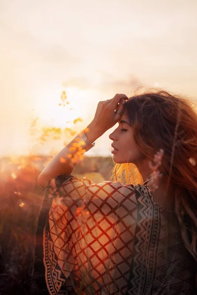 Primo piano di bella giovane donna al tramonto — Foto Stock