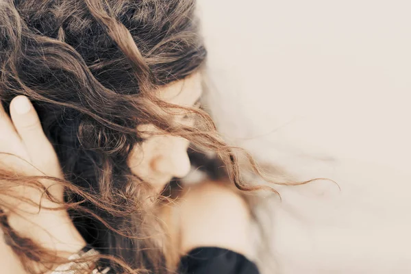 Hermosa joven mujer de cerca retrato con el viento —  Fotos de Stock