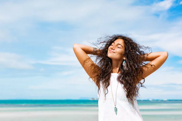 Jeune femme gaie s'amuser sur la plage — Photo