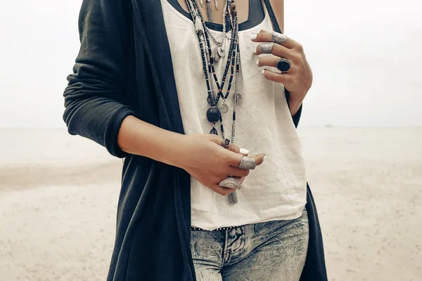 Primer plano de la mujer de estilo boho con accesorios elegantes y jewell — Foto de Stock