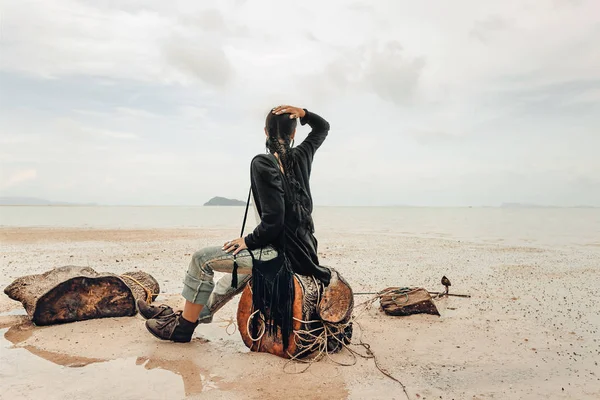 Bela jovem mulher na praia em tempo tempestuoso — Fotografia de Stock