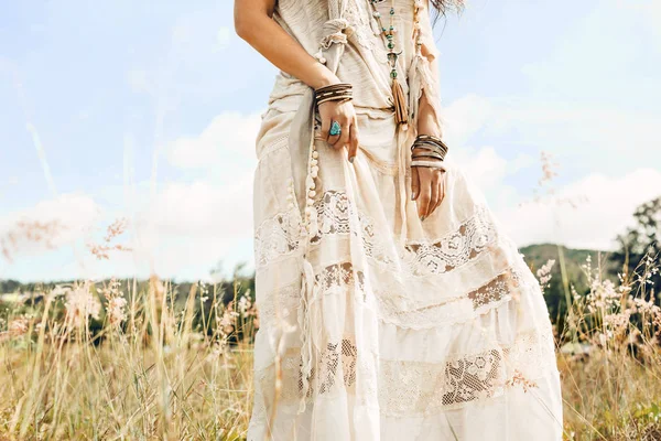 Close-up de bela jovem mulher em vestido branco em um campo — Fotografia de Stock