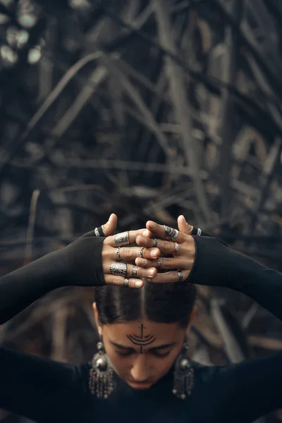 Gyönyörű fiatal nő pózol a szabadban. boszorkány kézműves koncepció — Stock Fotó