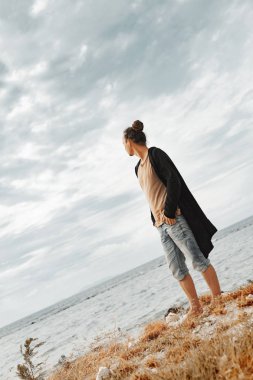 adam açık havada günbatımında tarz yakışıklı hippi