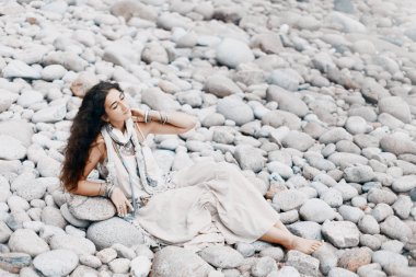 güzel boho gevşeme ile tropik sahilde kadın tarz