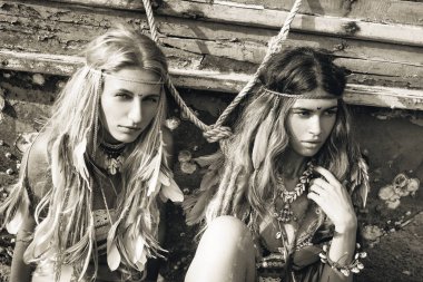 iki güzel genç kadın yaşlı plajda otururken bikini 