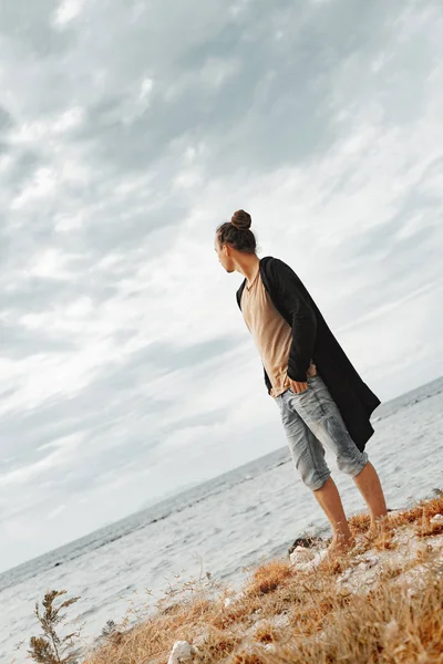 adam açık havada günbatımında tarz yakışıklı hippi