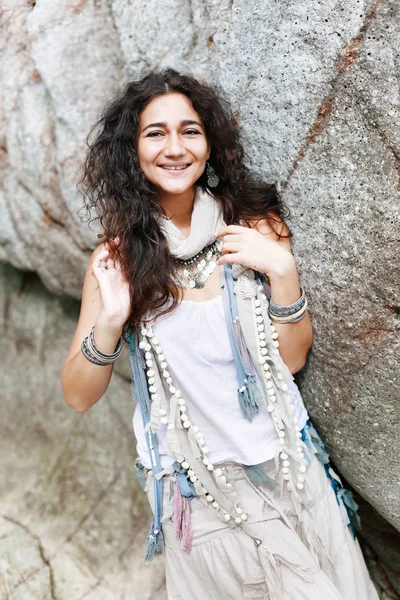 Glada boho stil kvinna på sten bakgrund — Stockfoto