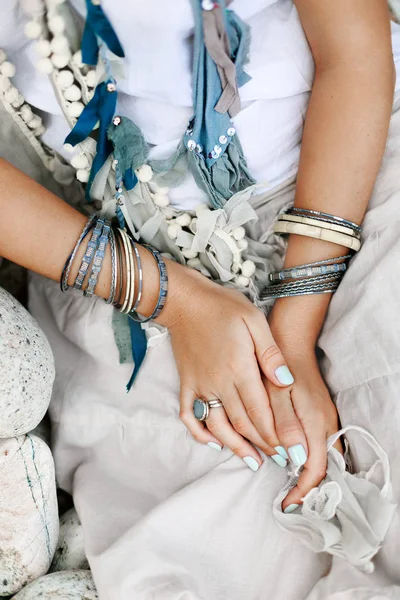 Primer plano de las manos de mujer de estilo boho con joyas de plata — Foto de Stock