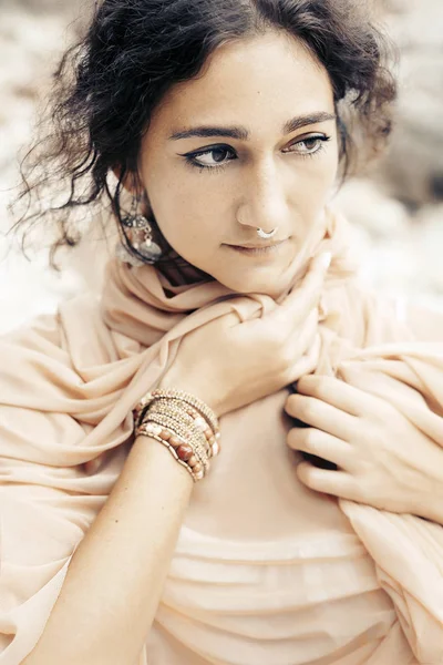 Bela jovem mulher com jóias étnicas ao ar livre retrato — Fotografia de Stock
