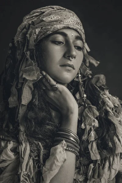 Cygański styl młoda kobieta ubrana Biżuteria etniczna — Zdjęcie stockowe