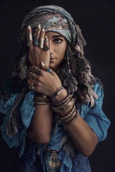 Cikánský styl mladá žena nosí šperky portrét — Stock fotografie